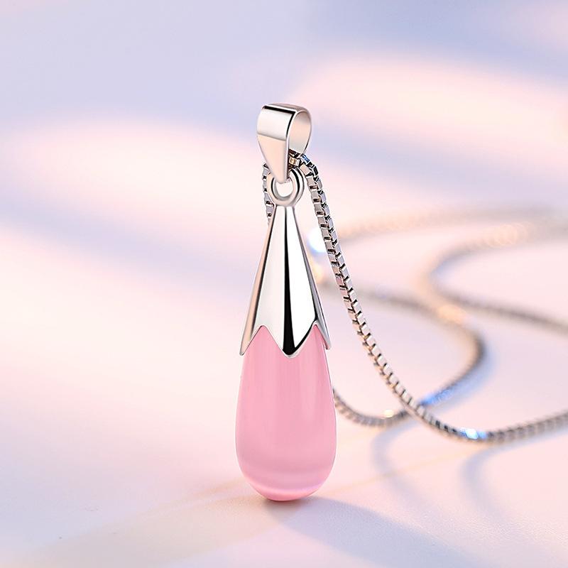Vackert halsband med kedja och rosa strass
