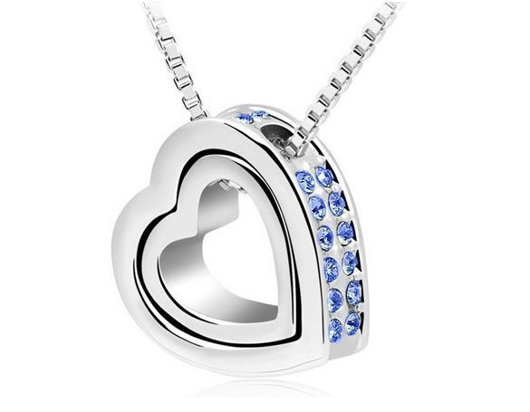 Vackert halsband - hjärtan med blå strass