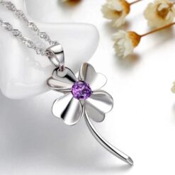 Silverfärgat fyrklöver halsband med kedja och lila strass