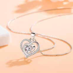 Silverfärgat halsband med kedja och vit strass