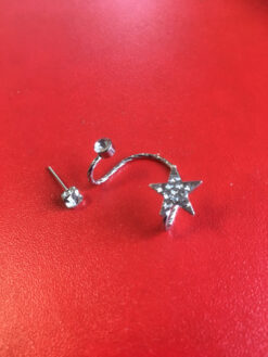 Vackra silverfärgade örhängen med strass