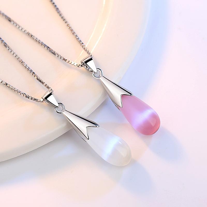 Vackert halsband med kedja och rosa strass