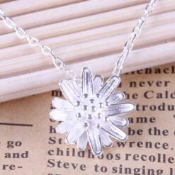 Silverfärgat blomhalsband med kedja