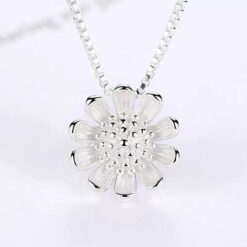 Silverfärgat blomhalsband med kedja