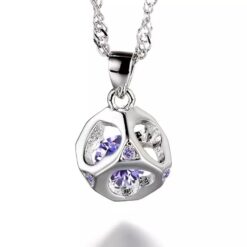 Silverfärgat kärlekskub halsband med kedja och lila strass