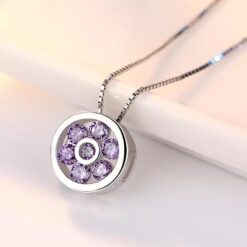 Silverfärgat halsband med kedja och lila strass