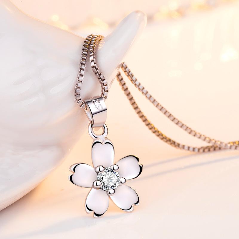 Silverfärgat blom halsband med kedja och vit strass