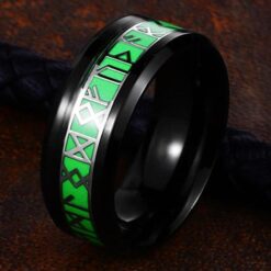 Ring - Nordisk mytologi - Runor svart med grön bakgrund