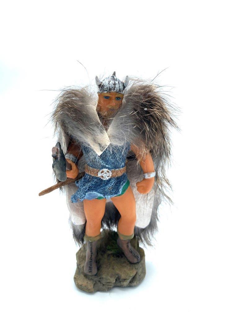 Viking krigare handmålad figur yxa och svärd