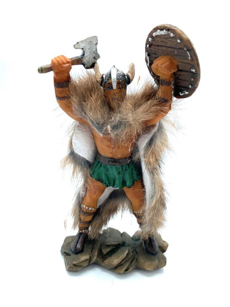 Viking krigare handmålad figur yxa och sköld